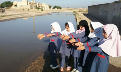 تحصیل دختران خرمشهری در کنار فاضلاب
