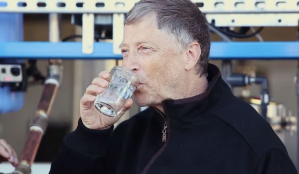 بیل گیتس و نوشیدن آب تهیه شده ازفضولات انسانی